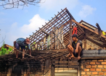 Warga LDII Pasar Singkut Gotong Royong Bantu Renovasi Rumah