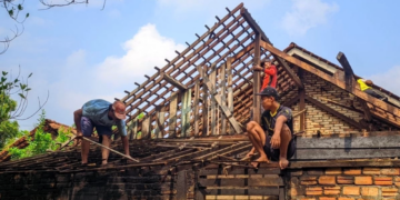 Warga LDII Pasar Singkut Gotong Royong Bantu Renovasi Rumah