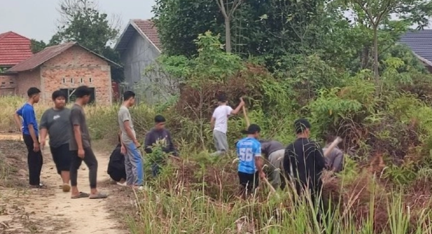 Ponpes Tawakkal Sebapo Bersihkan Area Asrama Putri Antisipasi Ular
