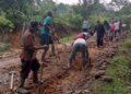Warga LDII Bukit Makmur Gotong Royong Perbaiki Jalan Citarum