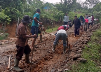 Warga LDII Bukit Makmur Gotong Royong Perbaiki Jalan Citarum