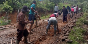Warga LDII Bukit Makmur Gotong Royong Perbaiki Jalan Citarum
