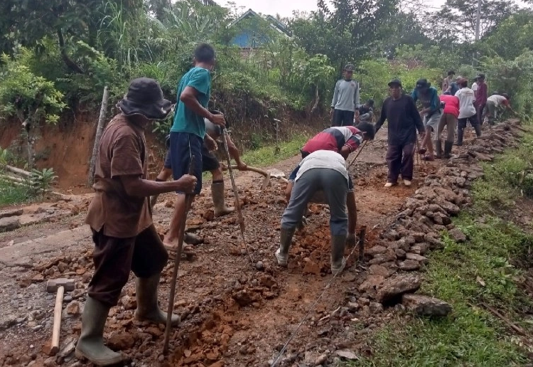 Warga LDII Bukit Makmur Gotong Royong Perbaiki Jalan Citarum