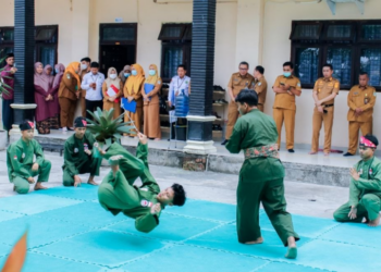 Sambut Tim Penilai UKS Lintas Sektor, SMA Tri Sukses Pamerkan Aksi Pencak Silat Asad.