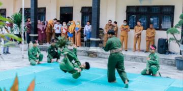 Sambut Tim Penilai UKS Lintas Sektor, SMA Tri Sukses Pamerkan Aksi Pencak Silat Asad.