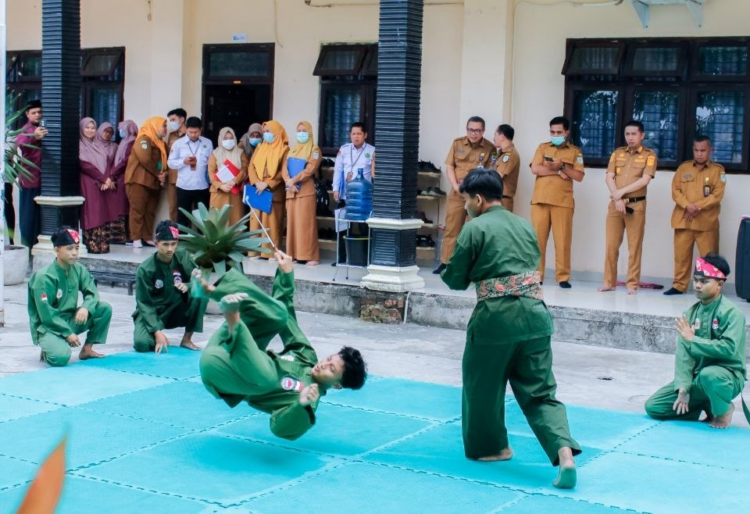 Sambut Tim Penilai UKS Lintas Sektor, SMA Tri Sukses Pamerkan Aksi Pencak Silat Asad.