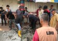 Warga LDII Tanjung Raja Gotong Royong Bersihkan Saluran Air