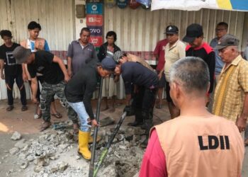 Warga LDII Tanjung Raja Gotong Royong Bersihkan Saluran Air