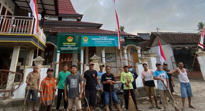 LDII Kutorejo Ikuti Gerakan Bersih-Bersih Masjid, Wujudkan Semangat Gotong Royong