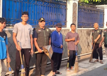 LDII Mojoroto dan Santri Gotong Royong di Lingkungan Pesantren