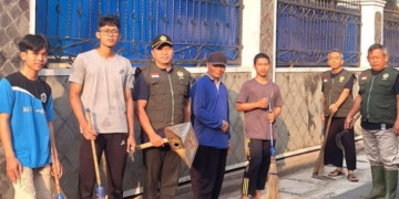 LDII Mojoroto dan Santri Gotong Royong di Lingkungan Pesantren