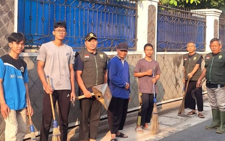 LDII Mojoroto dan Santri Gotong Royong di Lingkungan Pesantren