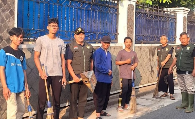 LDII Mojoroto dan Santri Gotong Royong di Lingkungan Pesantren