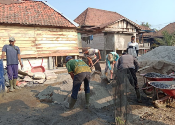 Warga LDII Tanaabang Ilir Ikut Gotong Royong Pengecoran Rumah
