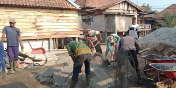 Warga LDII Tanaabang Ilir Ikut Gotong Royong Pengecoran Rumah