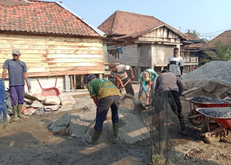 Warga LDII Tanaabang Ilir Ikut Gotong Royong Pengecoran Rumah