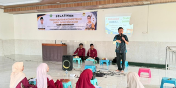Peningkatan Kompetensi Pengajar, Guru PAC LDII Kramatwatu Dilatih Public Speaking
