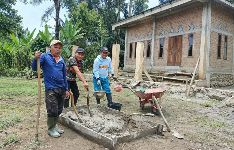 Warga LDII Sindang Kelingi Gotong Royong Bangun Pagar Masjid