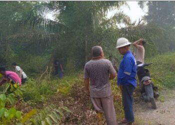 Warga LDII Sungai Lilin Jaya Gotong Royong Buka Akses TPU