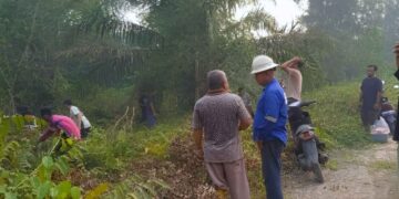 Warga LDII Sungai Lilin Jaya Gotong Royong Buka Akses TPU