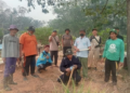 Warga LDII Teratai Gotong Royong Bersihkan TPU Bersama Masyarakat