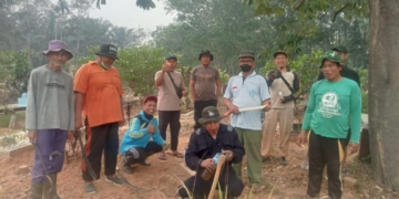 Warga LDII Teratai Gotong Royong Bersihkan TPU Bersama Masyarakat