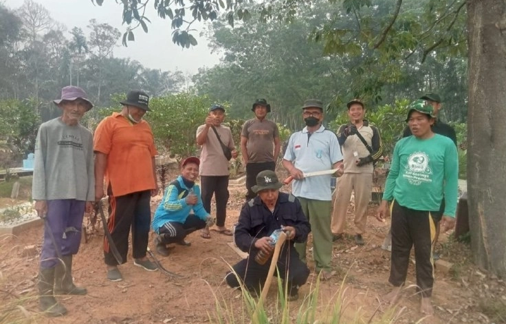 Warga LDII Teratai Gotong Royong Bersihkan TPU Bersama Masyarakat