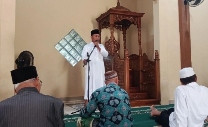 Khotbah Jumat di Masjid Al Manshurin, Ust. Ubaidillah Ajak Jamaah Tingkatkan Ketakwaan