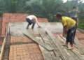 Warga LDII Pasar Singkut Gotong Royong Cor Dak Kamar Guru Ngaji