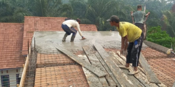 Warga LDII Pasar Singkut Gotong Royong Cor Dak Kamar Guru Ngaji