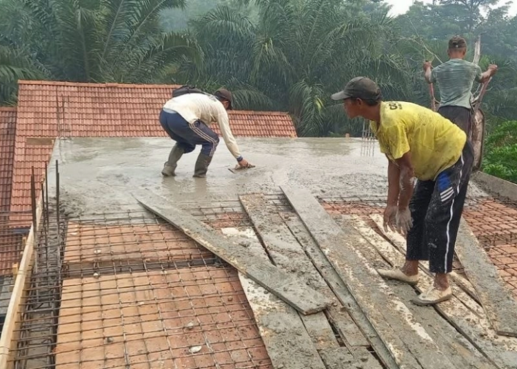 Warga LDII Pasar Singkut Gotong Royong Cor Dak Kamar Guru Ngaji