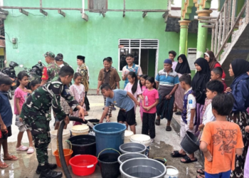Warga LDII Terbaya Terima Bantuan Air Bersih dari Yonif TP 945/PPC
