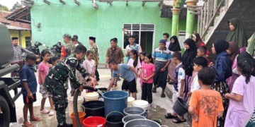 Warga LDII Terbaya Terima Bantuan Air Bersih dari Yonif TP 945/PPC
