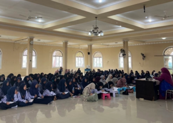 Siswi SMA Aziziah Palembang Ikuti Pengajian Thaharah dan Birrul Walidain