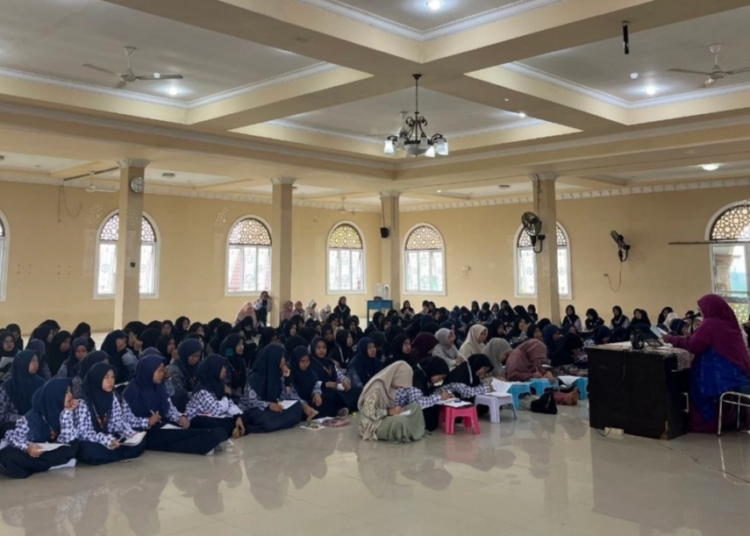 Siswi SMA Aziziah Palembang Ikuti Pengajian Thaharah dan Birrul Walidain