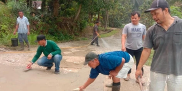Warga LDII Sido Mukti Gotong Royong Perbaiki Jalan Rusak secara Swadaya