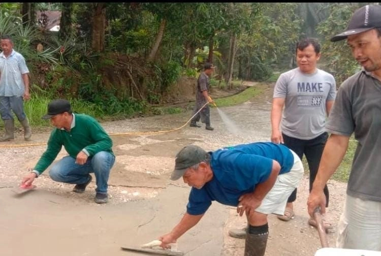 Warga LDII Sido Mukti Gotong Royong Perbaiki Jalan Rusak secara Swadaya