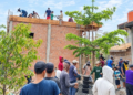 Warga LDII Muara Kuang Gotong Royong Cor Aula Masjid