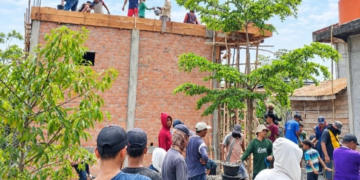 Warga LDII Muara Kuang Gotong Royong Cor Aula Masjid