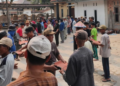 Warga LDII dan Masyarakat Panaragan Jaya Indah Gotong Royong Pasang Genteng Masjid