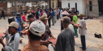 Warga LDII dan Masyarakat Panaragan Jaya Indah Gotong Royong Pasang Genteng Masjid