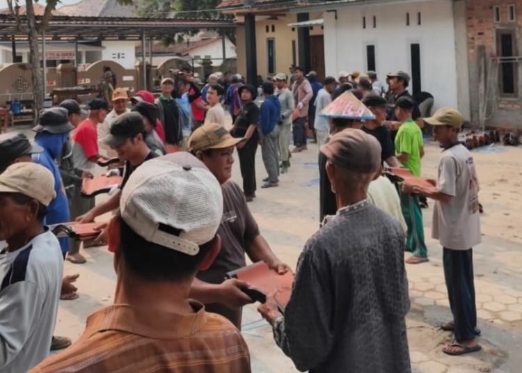 Warga LDII dan Masyarakat Panaragan Jaya Indah Gotong Royong Pasang Genteng Masjid
